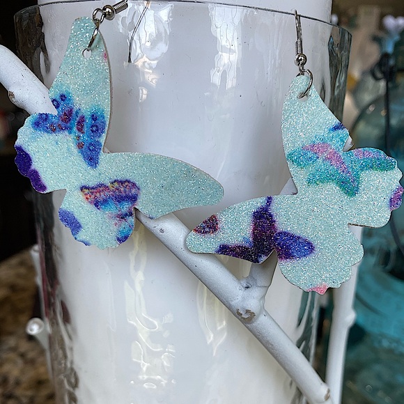 Blue/Teal Butterfly
with Color bit of Sparkle - Picture 4 of 7